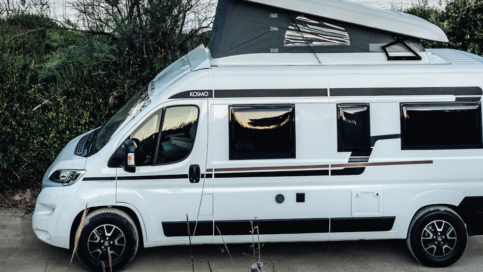 Wohnmobil auf Rastplatz