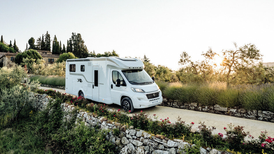 Wohnmobil auf Landstraße