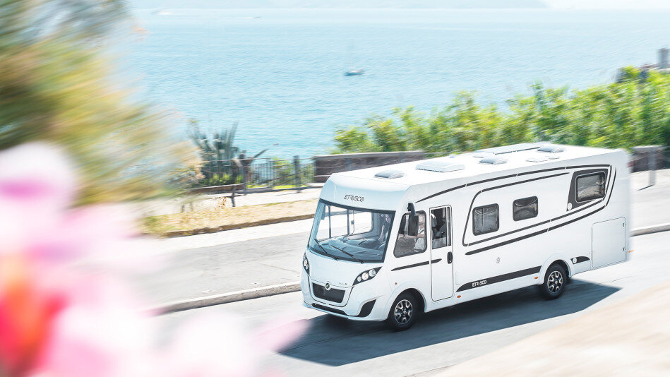 Wohnmobil auf Straße