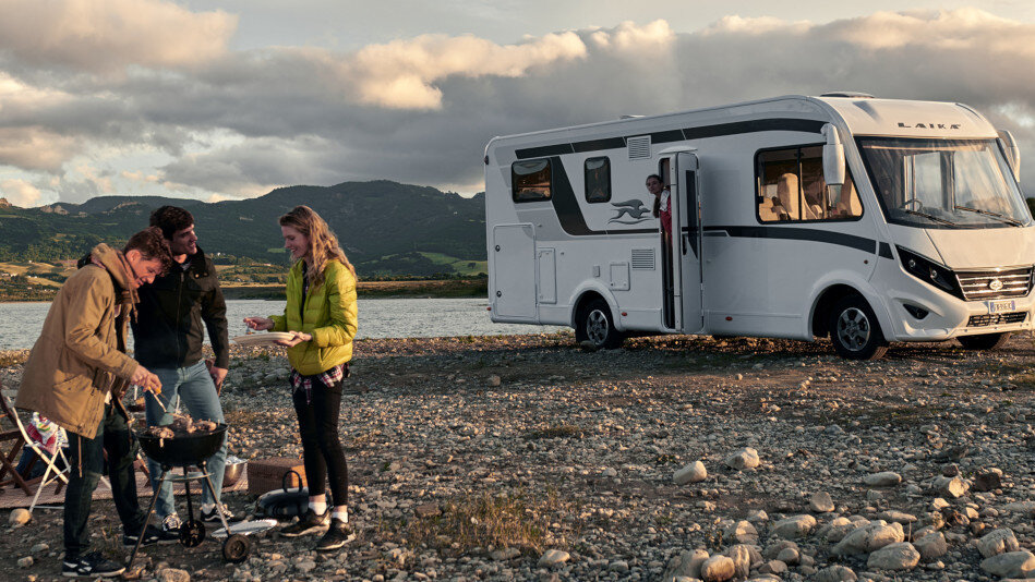 Wohnmobil parkt in der Natur, Gruppe im Vordergrund